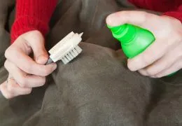 Jak usunąć plamy z torby skórzanej i nie zniszczyć skóry? Poradnik krok po kroku